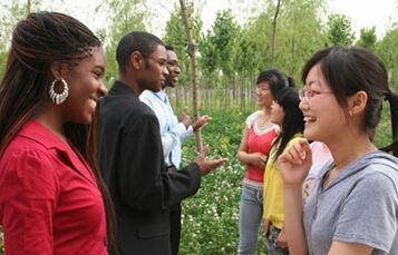 求有关咖啡厅服务生和老外交流所需的日常英语